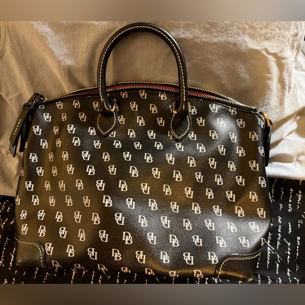 Like new~Dooney & Large Black and White Satchel/Shoulder bag/Crossbody